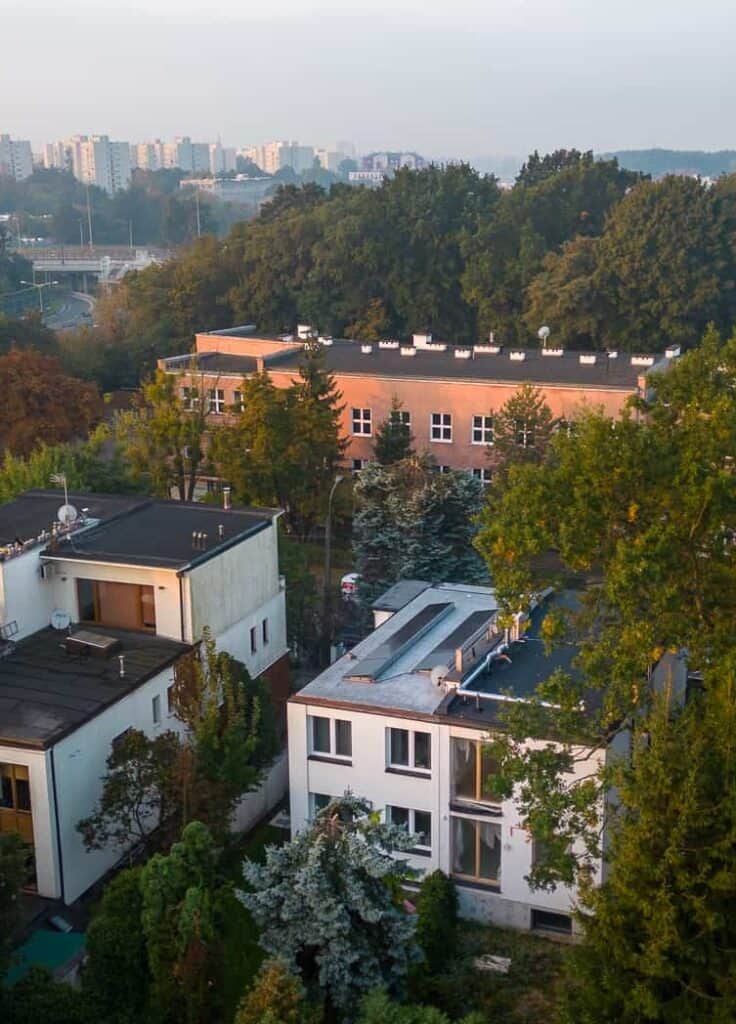 Tył domu na Bielanach w Warszawie.